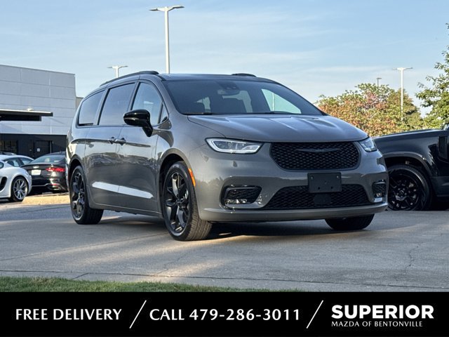 Used 2025 Chrysler Pacifica Limited FWD image 1