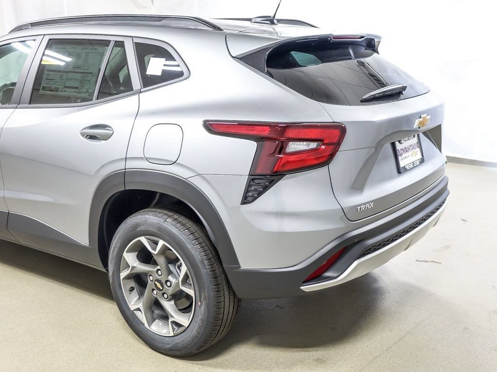 New 2026 Chevrolet Trax LT w/ Driver Confidence Package FWD image 8