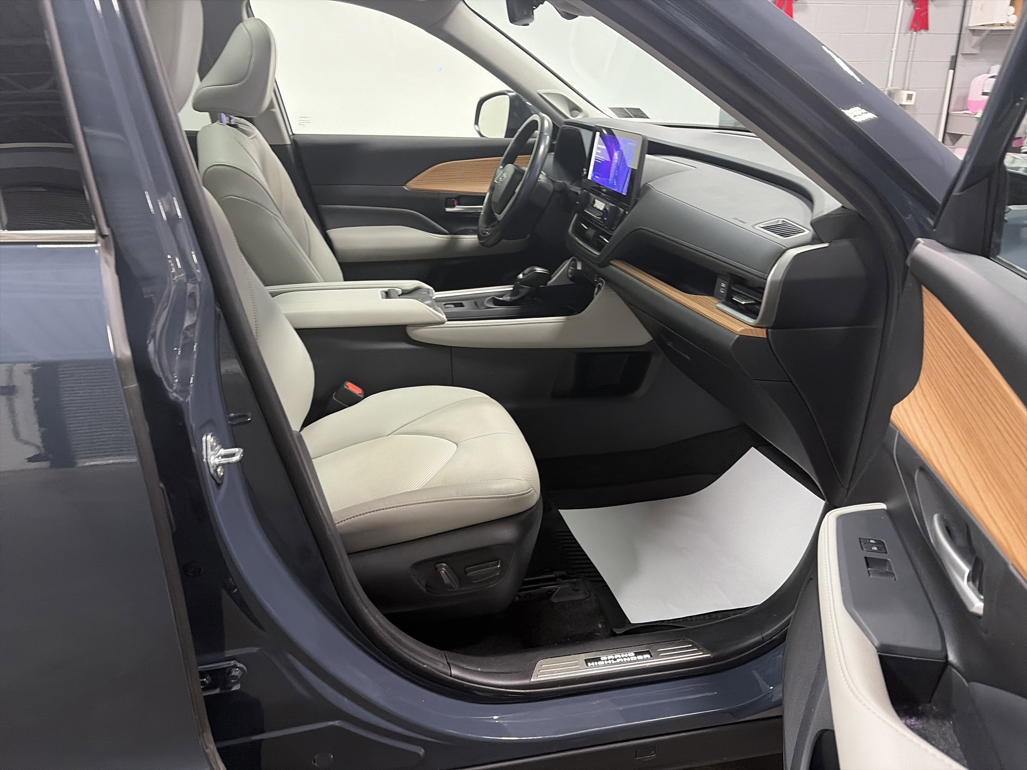 Used 2024 Toyota Grand Highlander Limited image 35