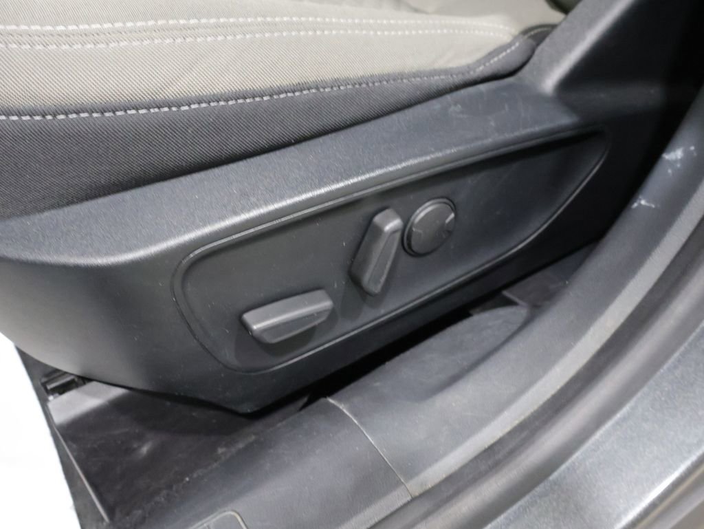 Used 2020 Ford Escape SE image 12