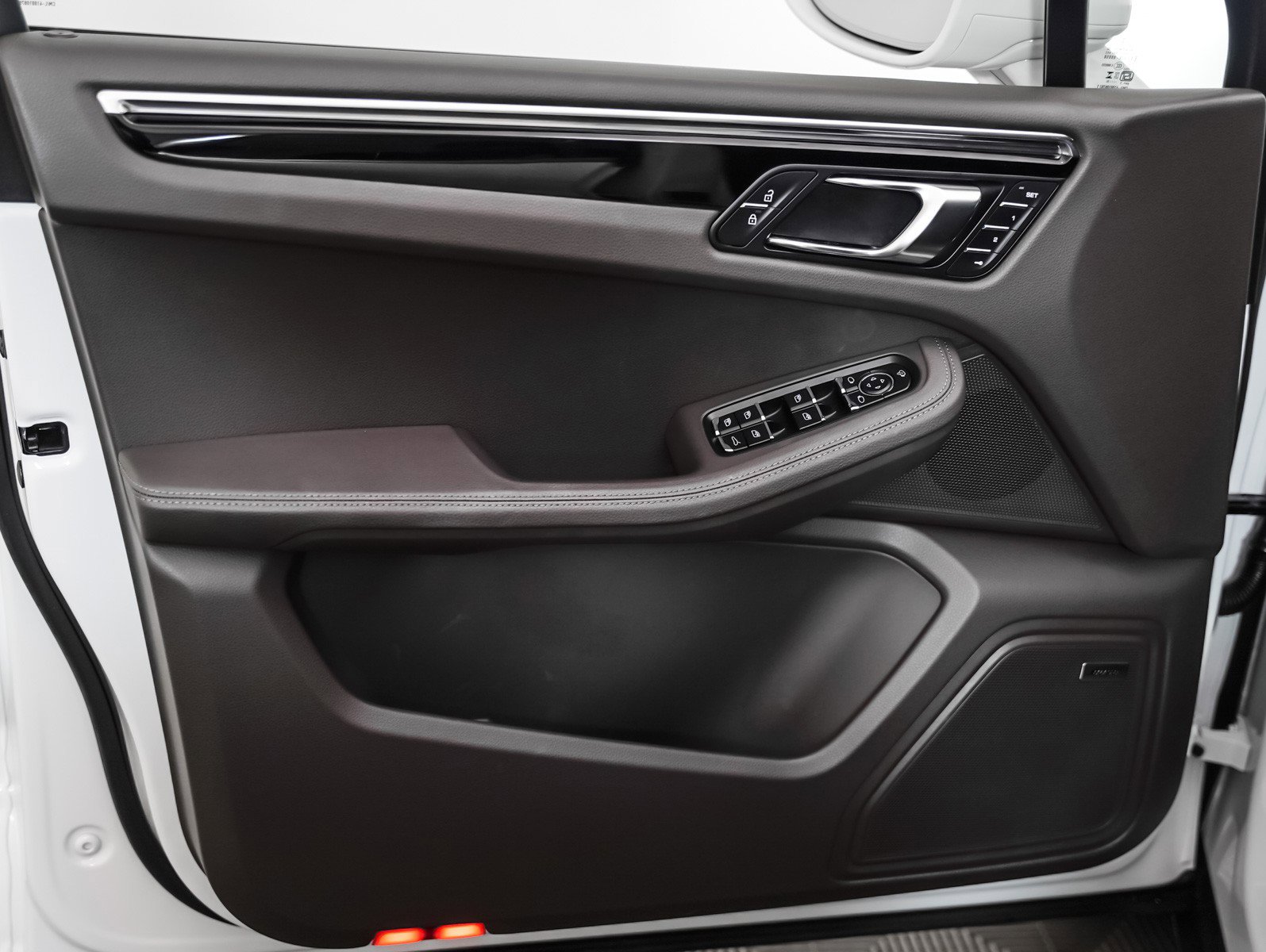 Certified 2025 Porsche Macan AWD/4WD image 25
