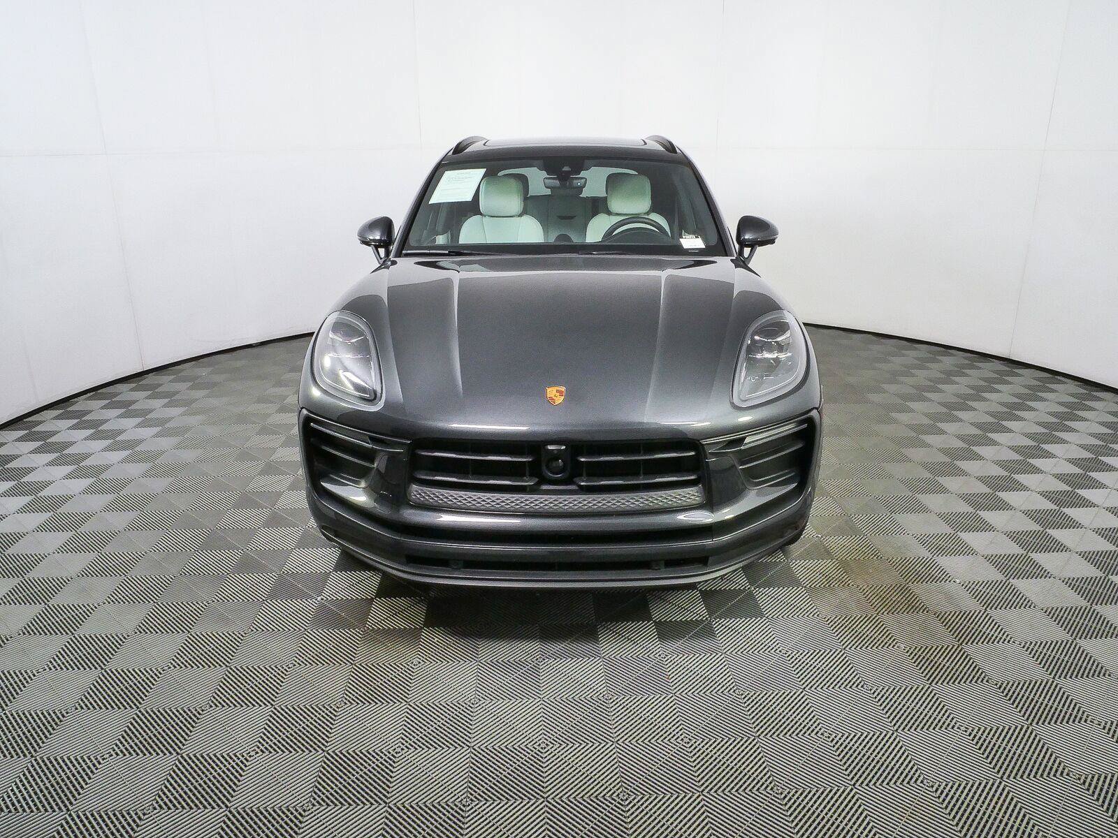 Certified 2024 Porsche Macan AWD/4WD image 33