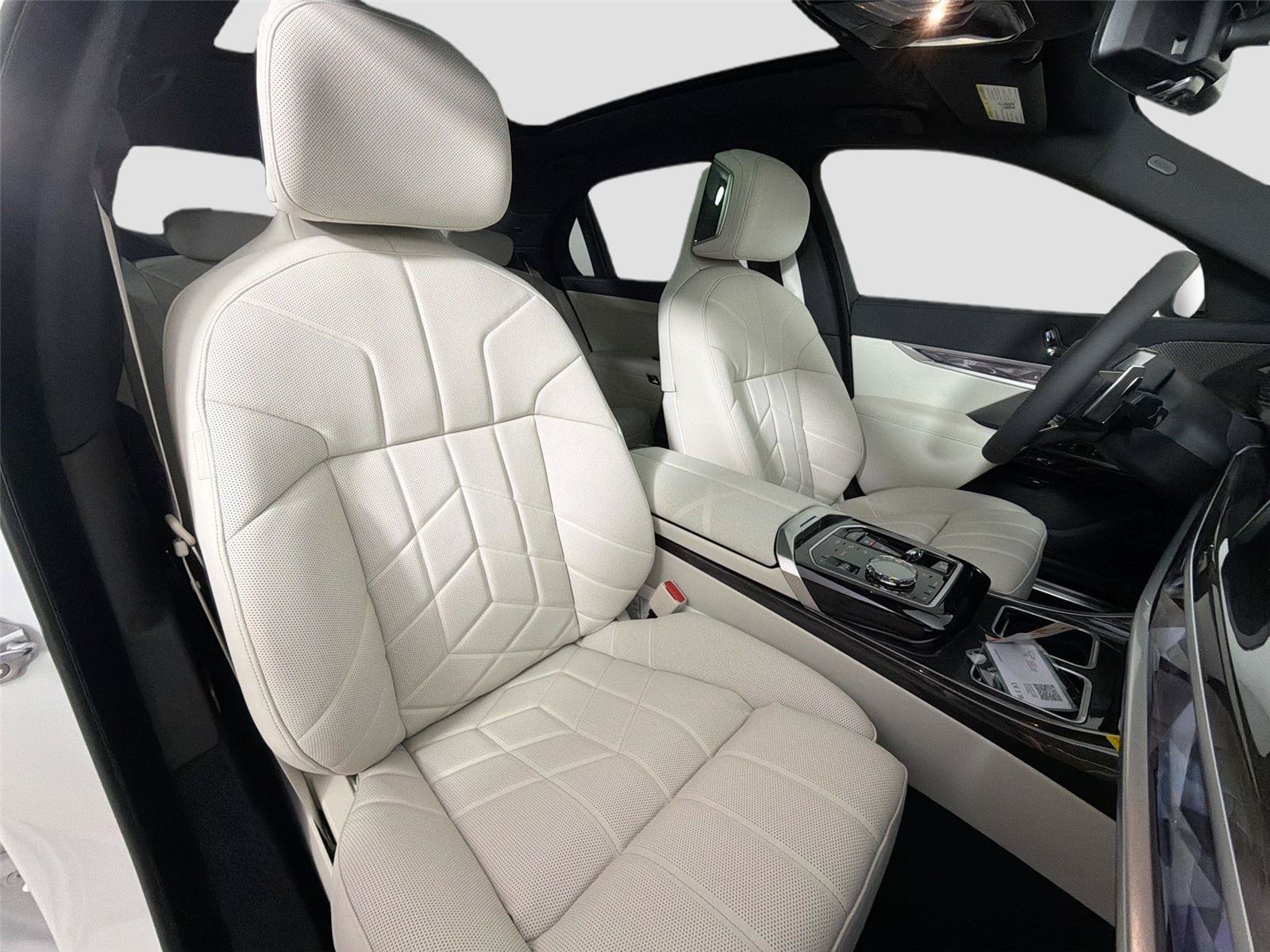 New 2026 BMW 750e xDrive AWD/4WD image 25