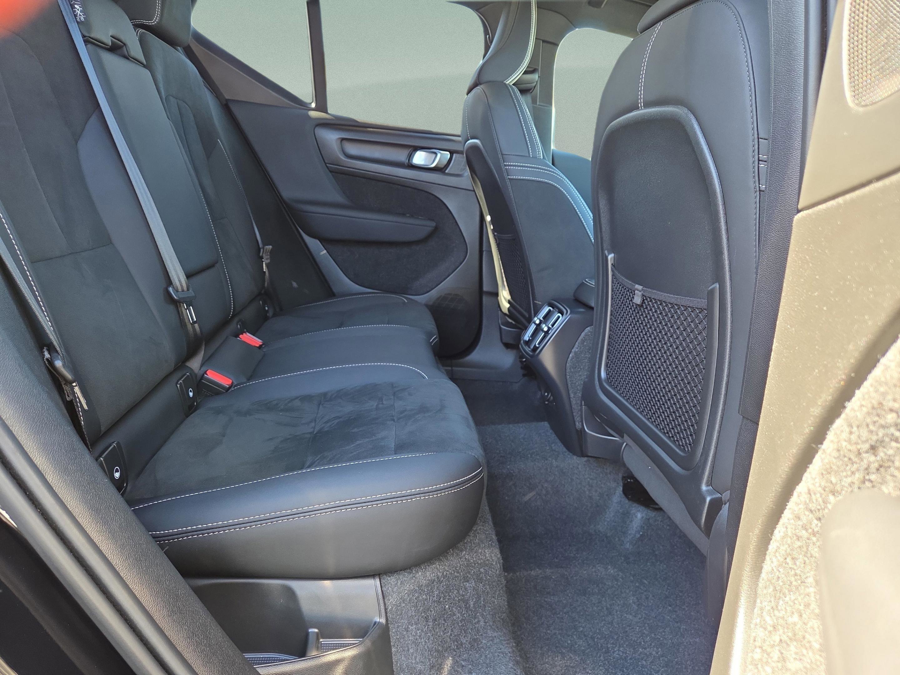 Used 2025 Volvo XC40 B5 Plus image 33