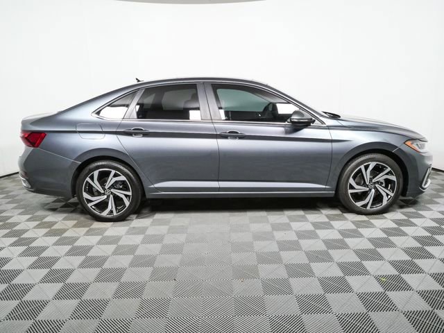 Used 2025 Volkswagen Jetta SEL FWD image 12