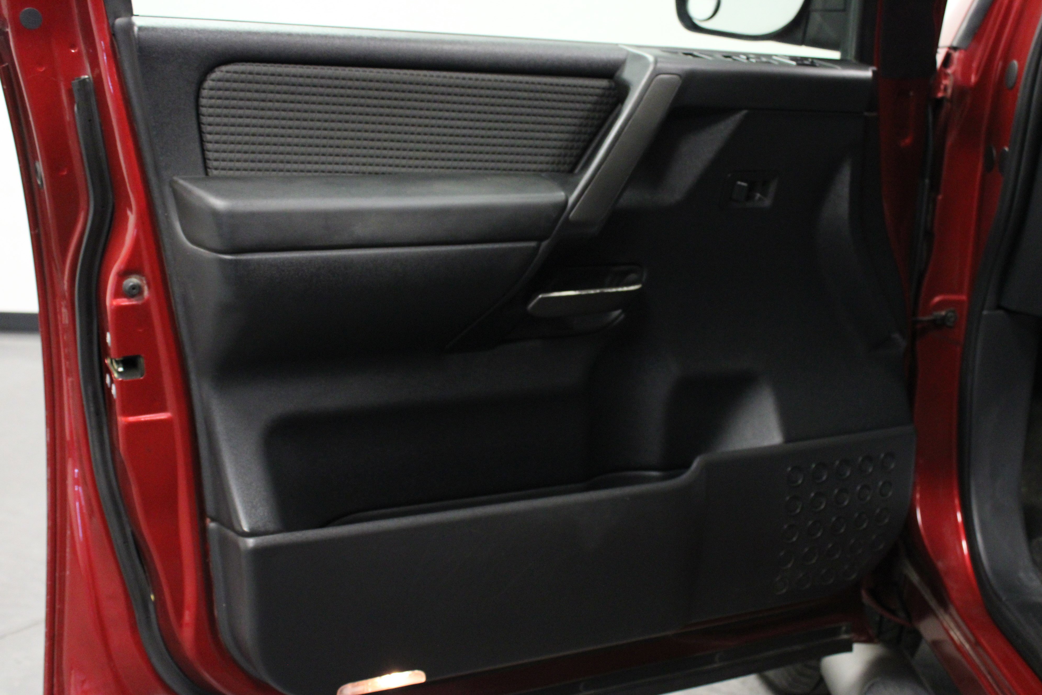 Used 2013 Nissan Titan SV w/ SV Value Truck Pkg AWD/4WD image 11