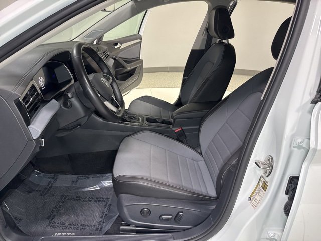 Used 2025 Volkswagen Jetta SE w/ Black Wheel Package image 12