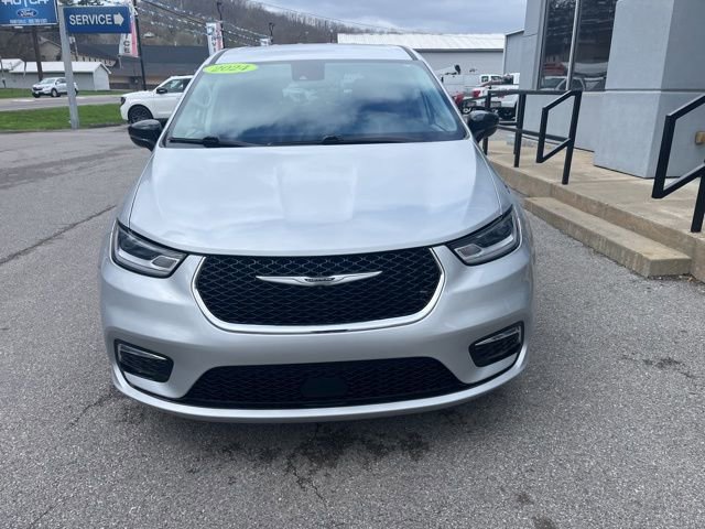 Used 2024 Chrysler Pacifica Touring-L image 14