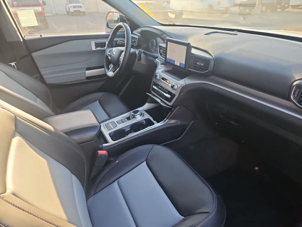Used 2023 Ford Explorer XLT w/ Equipment Group 202A RWD image 14