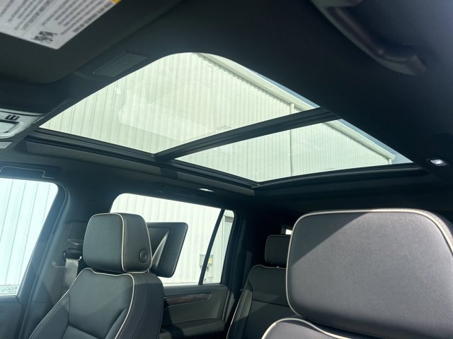 New 2025 Chevrolet Suburban Premier image 27