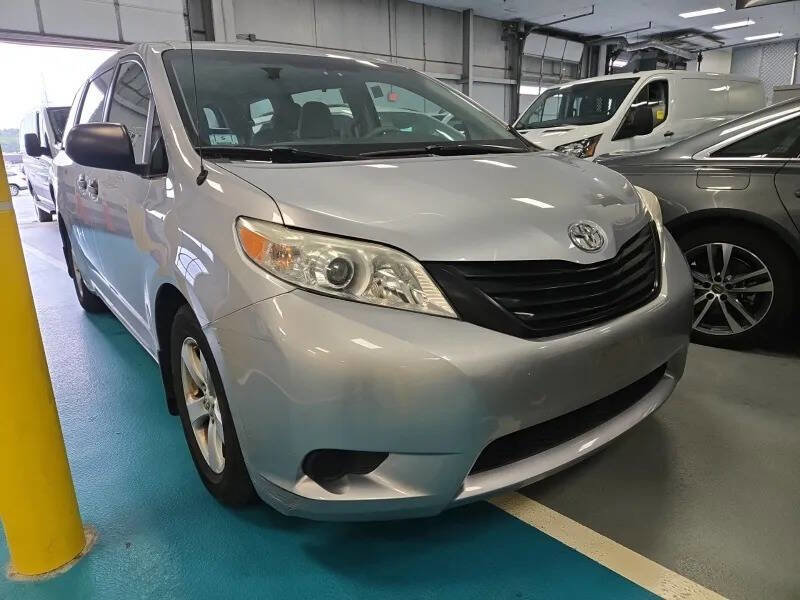 Used 2012 Toyota Sienna image 2