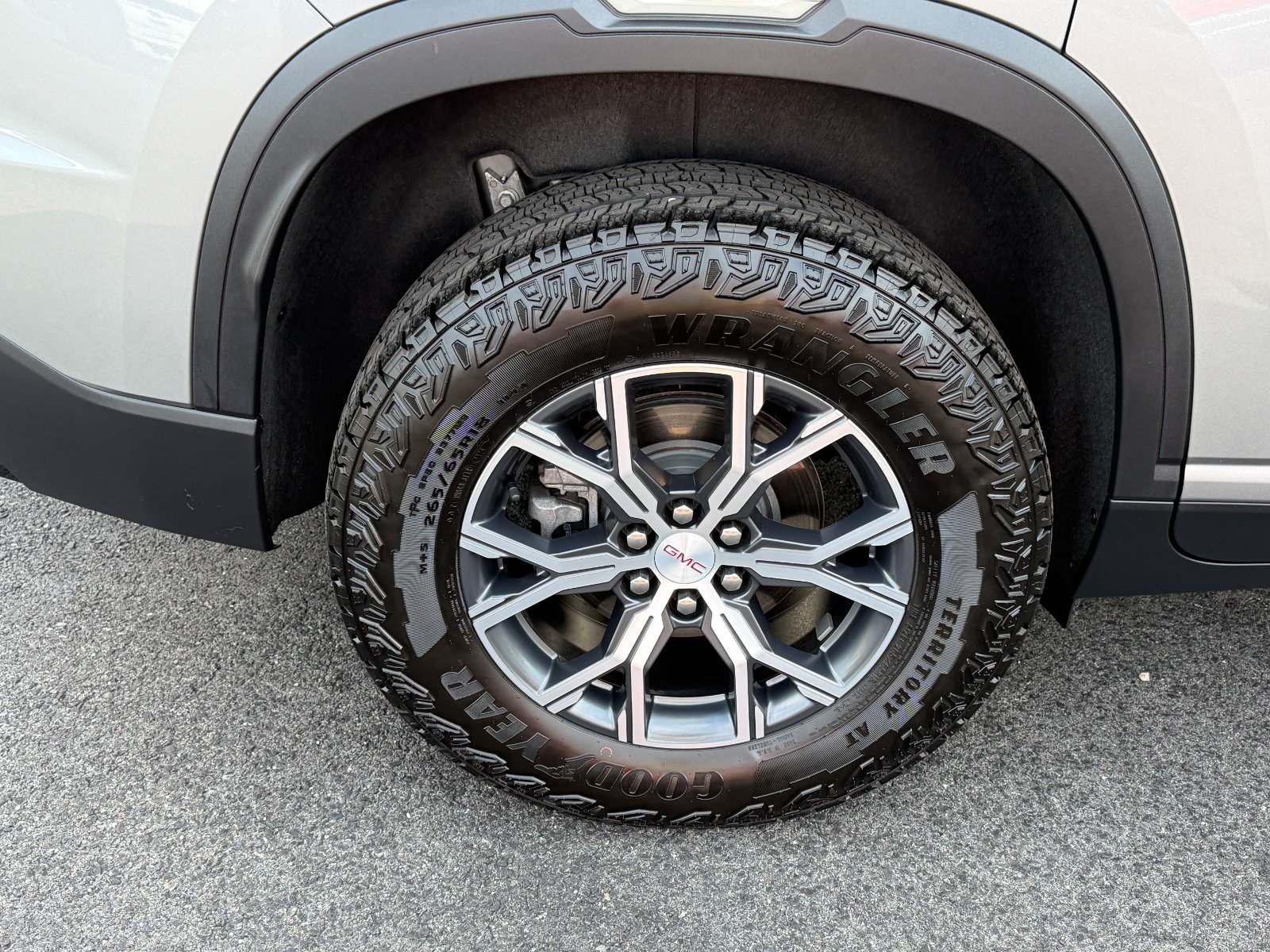 Used 2025 GMC Acadia AT4 AWD/4WD image 11