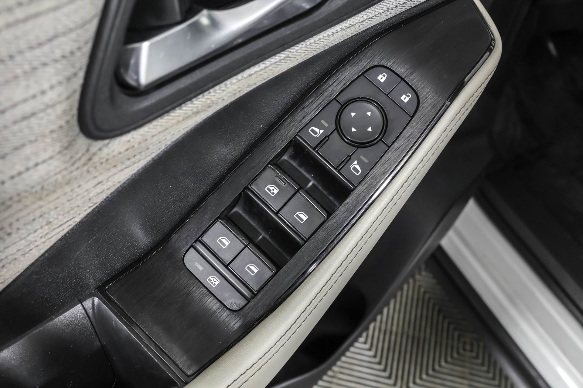 Used 2023 Nissan Rogue SV image 34