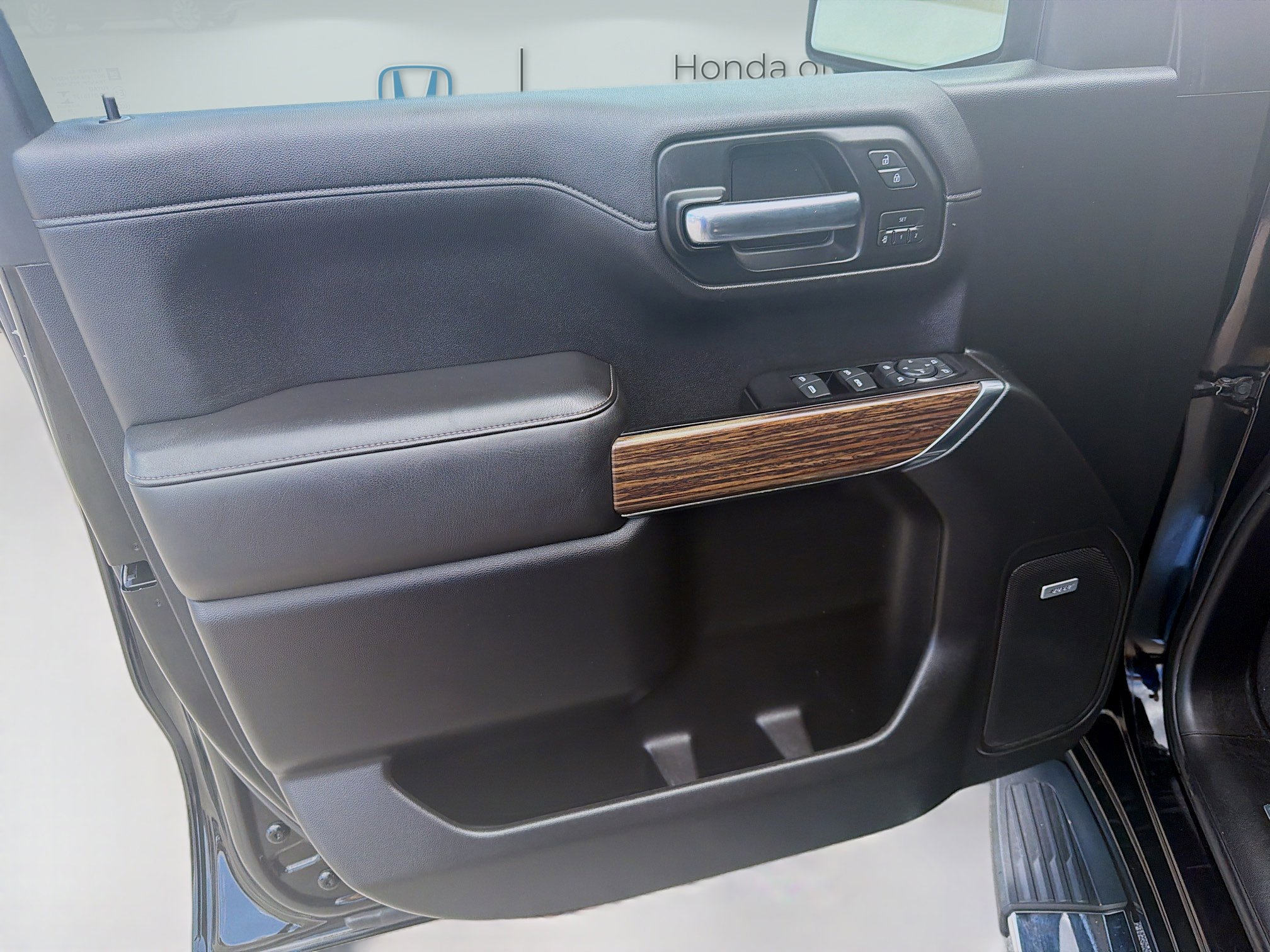 Used 2019 Chevrolet Silverado 1500 High Country w/ Technology Package AWD/4WD image 20