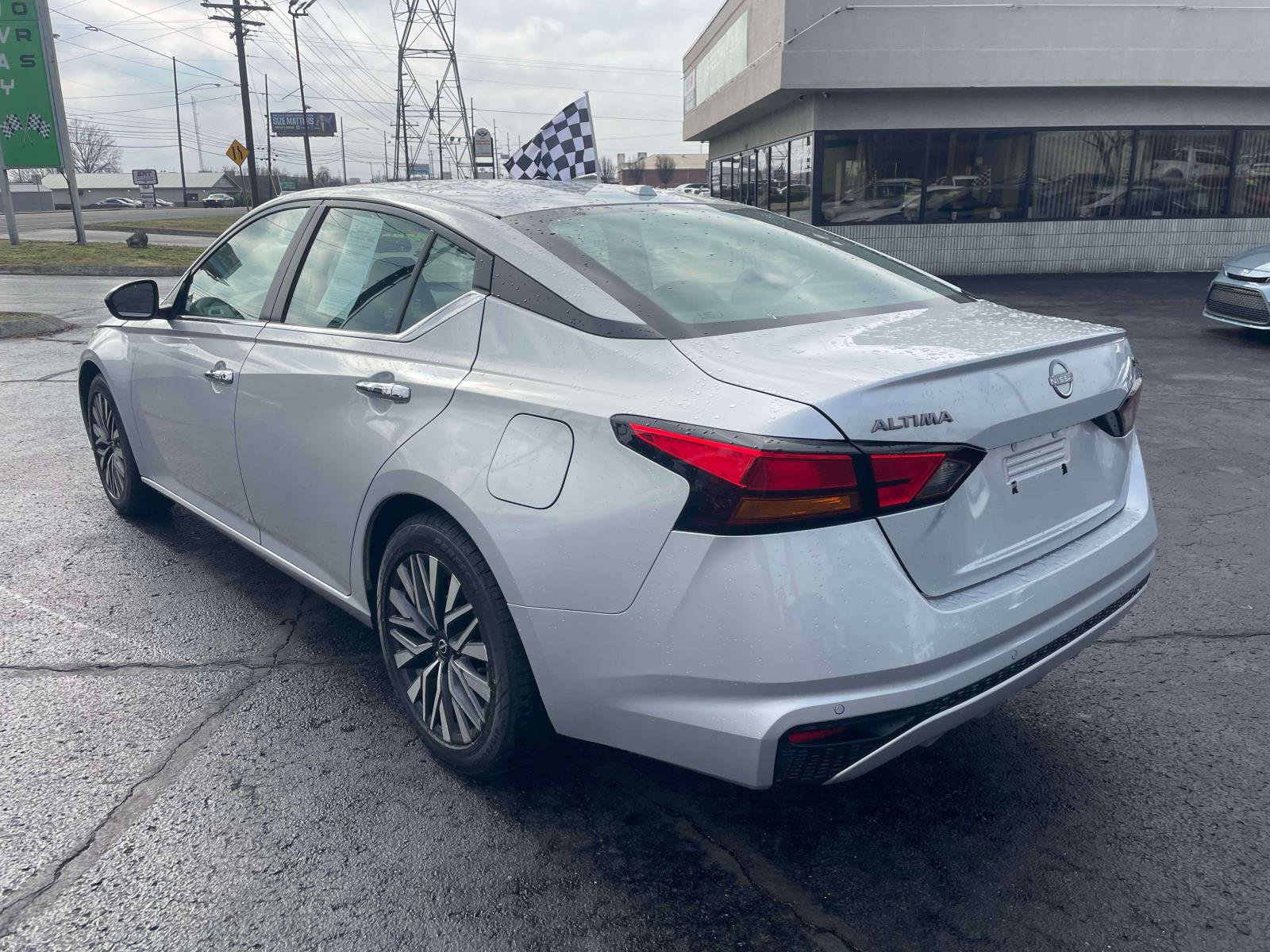 Used 2024 Nissan Altima 2.5 SV image 3