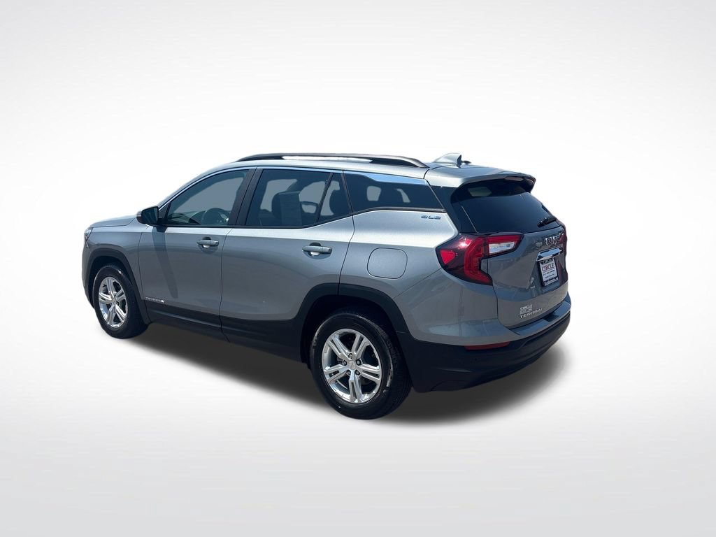 Used 2024 GMC Terrain SLE w/ Driver Convenience Package FWD image 4