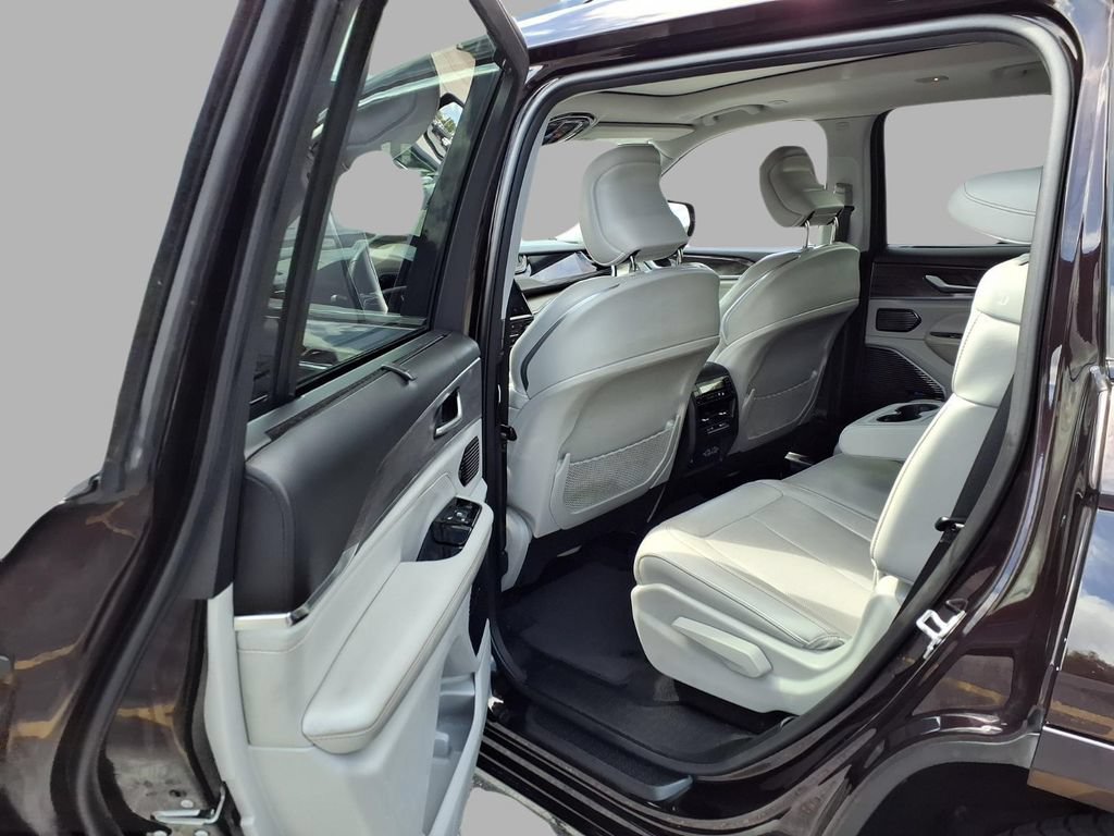 Used 2022 Jeep Grand Cherokee L Overland w/ Luxury Tech Group IV AWD/4WD image 25