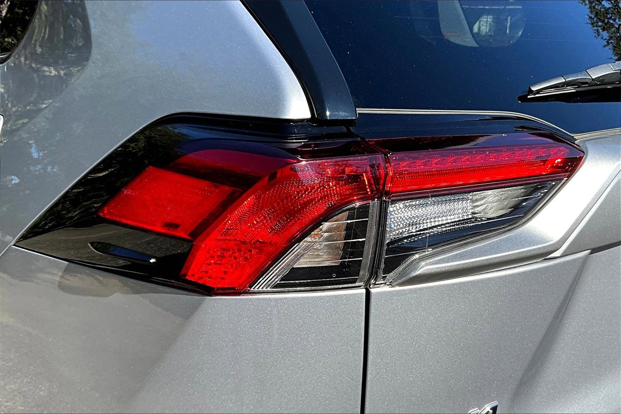 Used 2022 Toyota RAV4 XLE Premium image 19