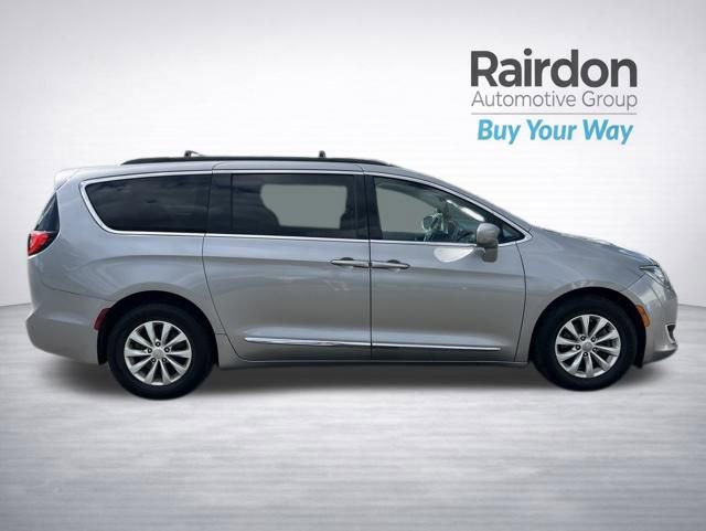 Used 2017 Chrysler Pacifica Touring-L FWD image 8