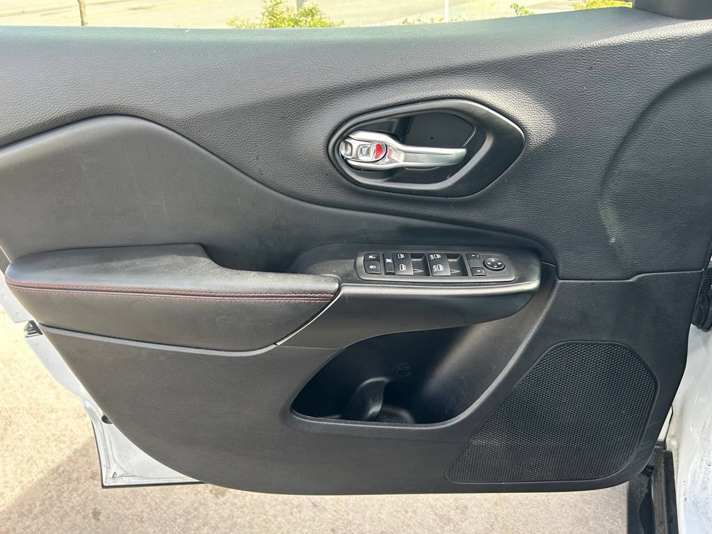 Used 2022 Jeep Cherokee Trailhawk AWD/4WD image 9