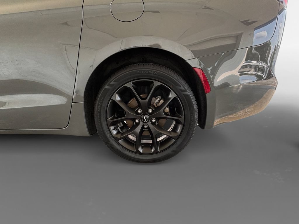 Used 2025 Chrysler Pacifica Limited FWD image 8