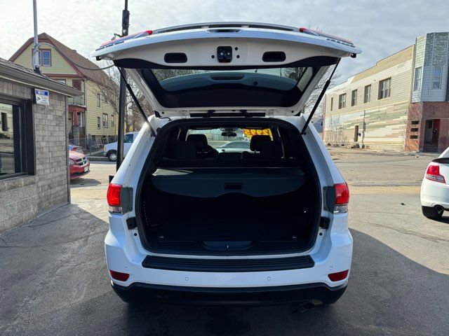Used 2018 Jeep Grand Cherokee Laredo image 25