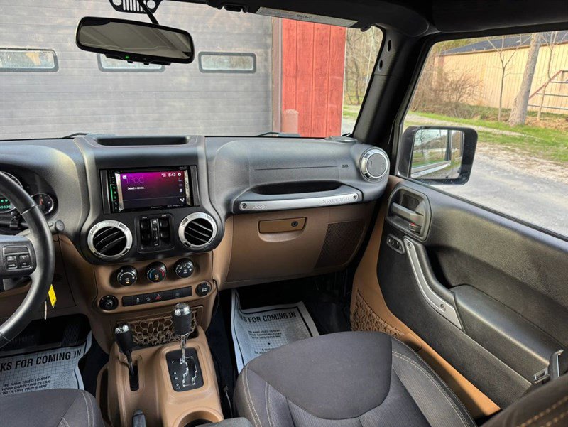 Used 2015 Jeep Wrangler Unlimited Rubicon w/ Connectivity Group image 25