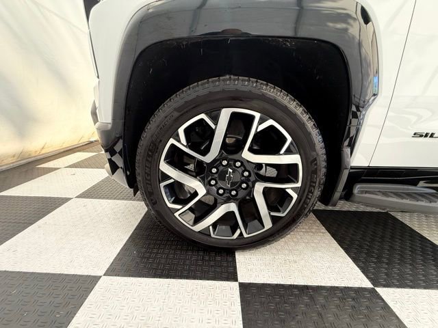 Used 2024 Chevrolet Silverado EV RST AWD/4WD image 11