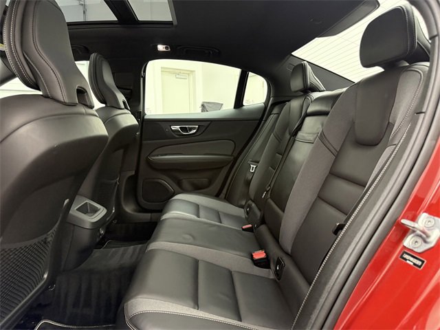 Used 2019 Volvo S60 T5 R-Design image 15