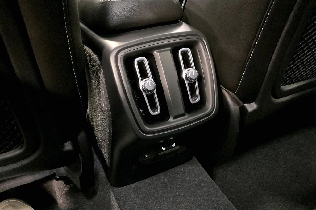 Certified 2024 Volvo XC40 B5 Core AWD/4WD image 11