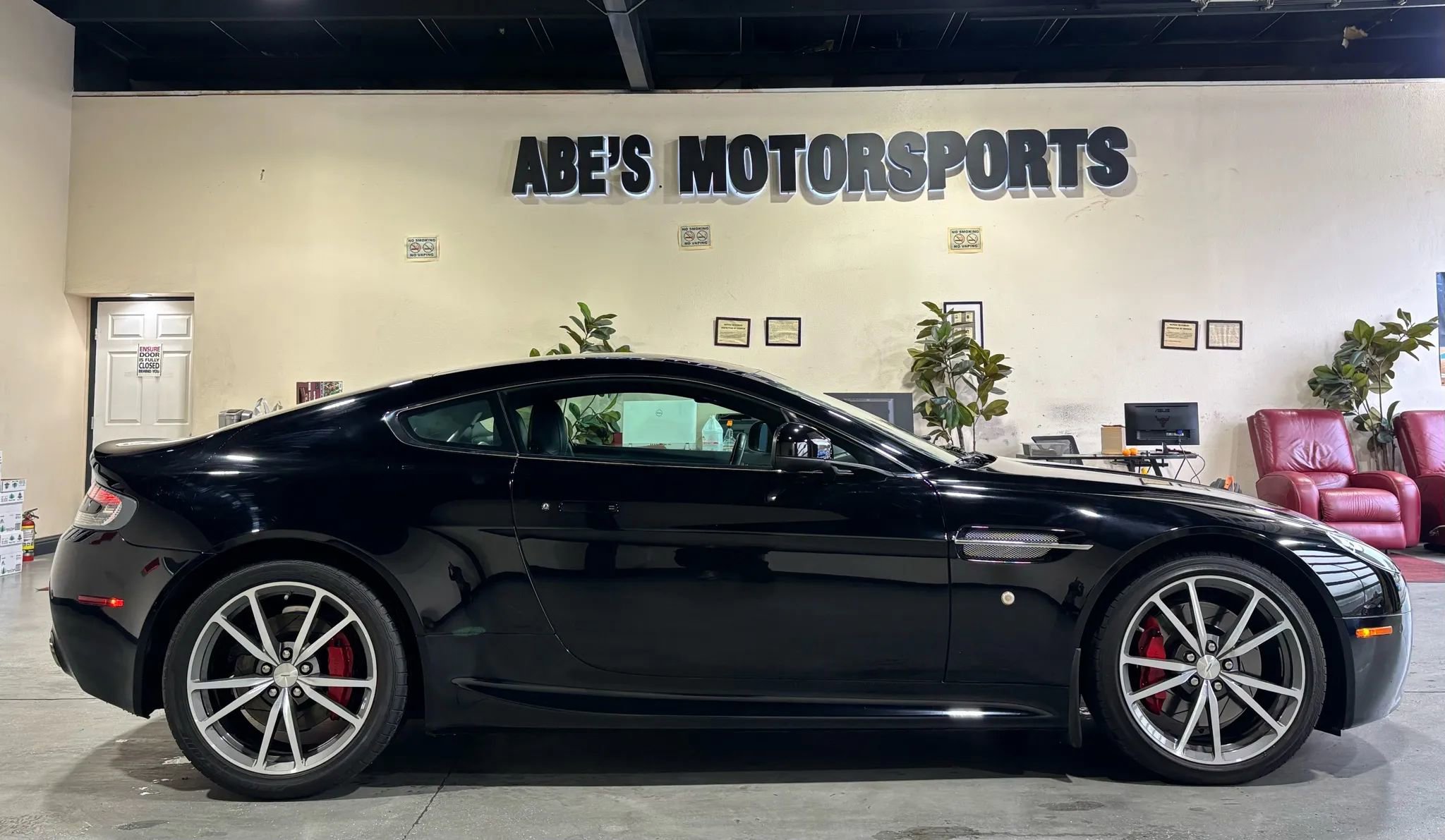 Used 2010 Aston Martin V8 Vantage Coupe 2D image 4