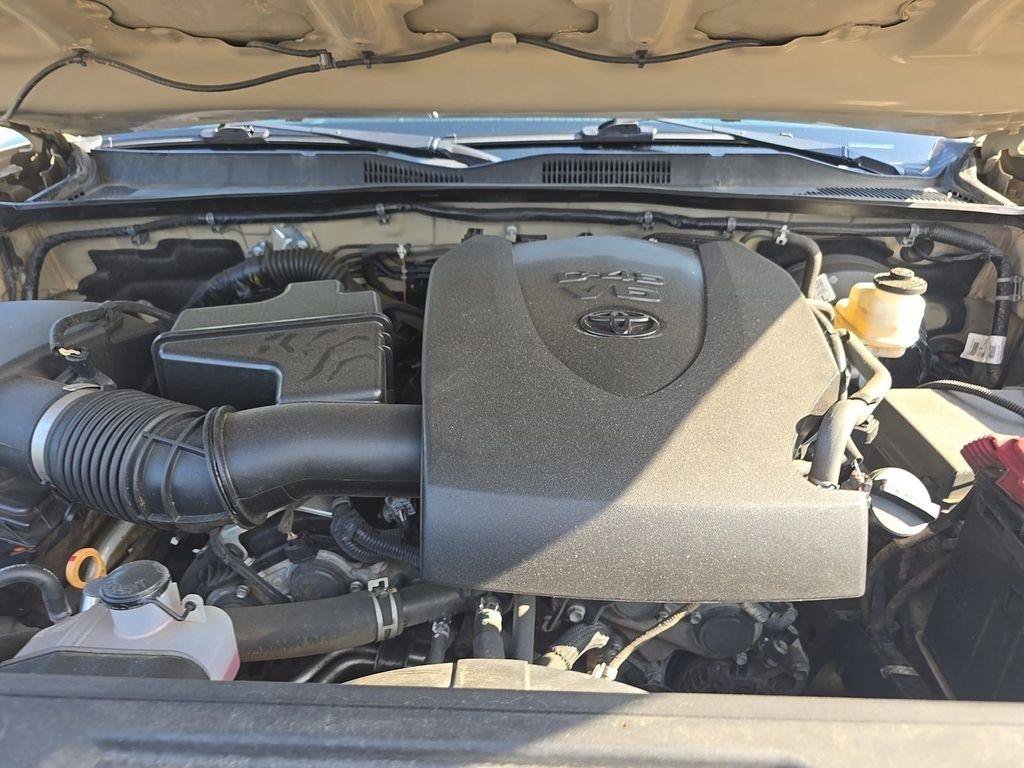 Used 2019 Toyota Tacoma SR5 AWD/4WD image 9