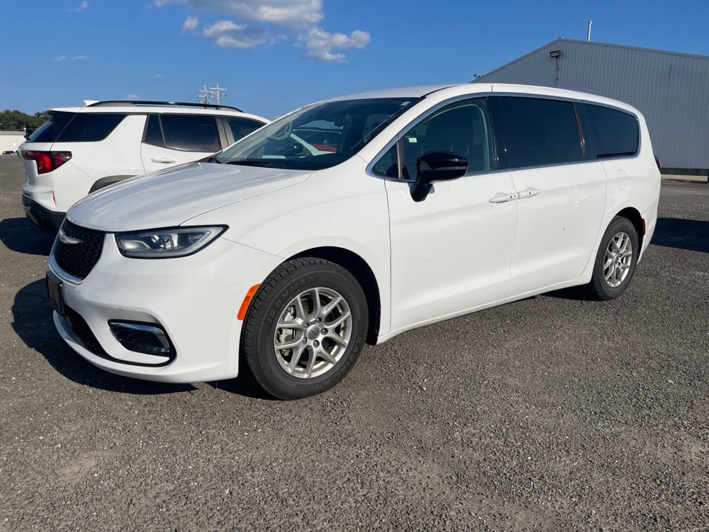 Used 2024 Chrysler Pacifica Touring-L FWD image 2