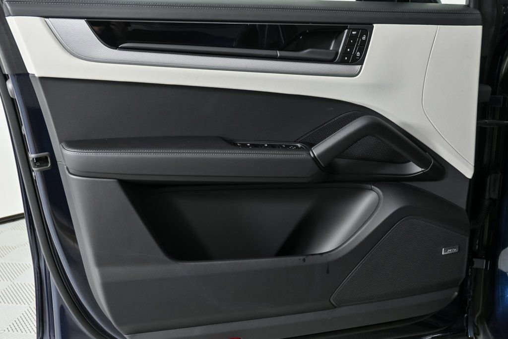 Certified 2025 Porsche Cayenne Coupe image 6