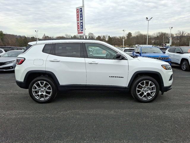 Certified 2022 Jeep Compass Latitude image 9
