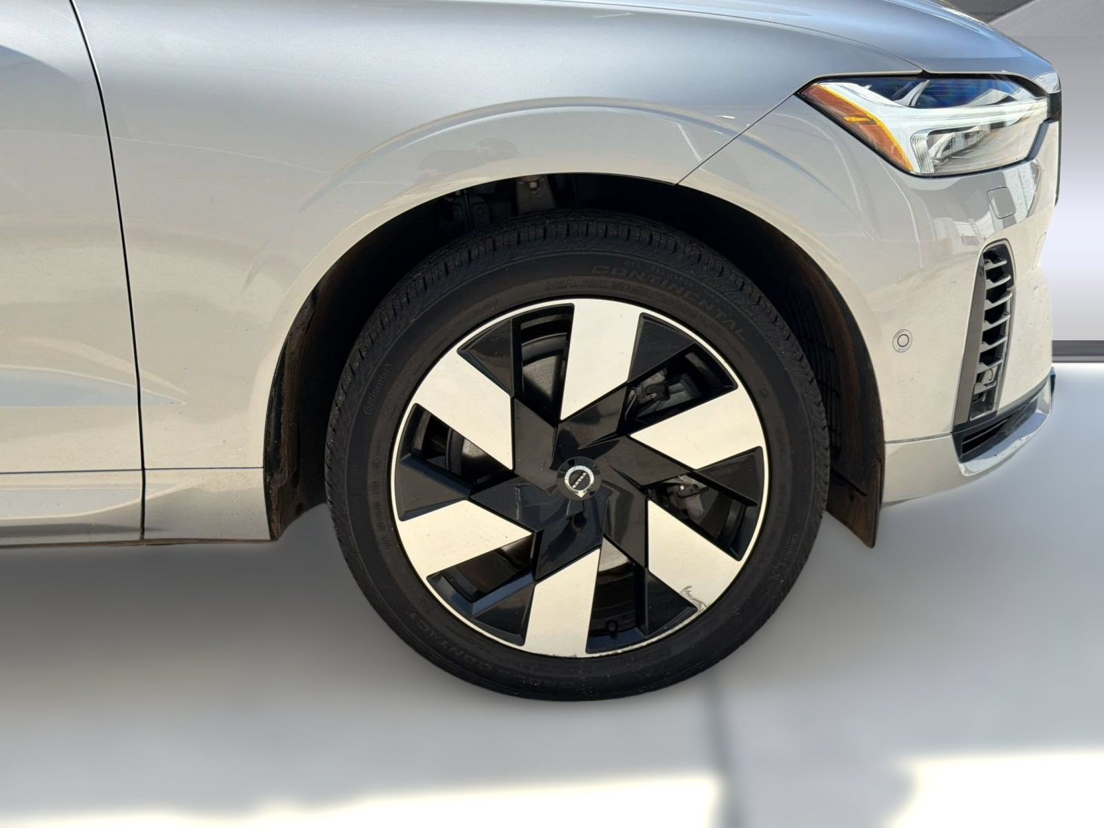 Certified 2024 Volvo XC60 T8 Plus w/ Protection Package Premier AWD/4WD image 11