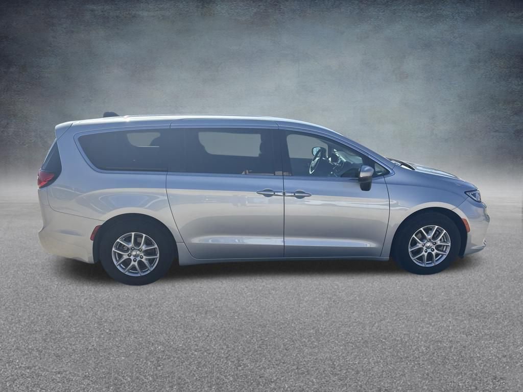 Used 2023 Chrysler Pacifica Touring-L image 6