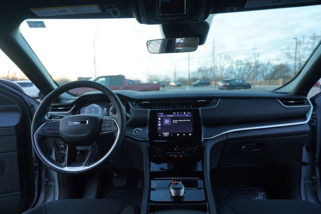 Used 2025 Jeep Grand Cherokee Laredo w/ Luxury Tech Group I image 26