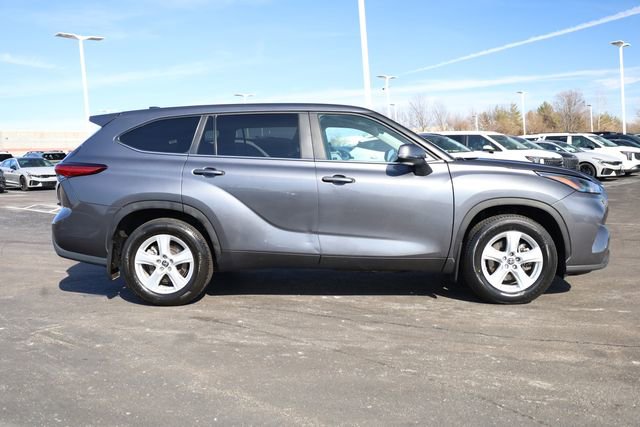 Used 2024 Toyota Highlander LE image 4