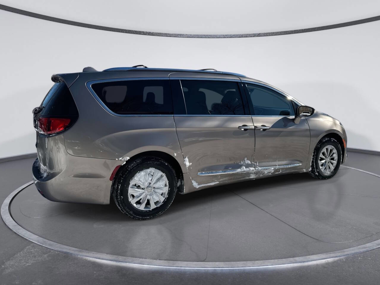 Used 2018 Chrysler Pacifica Touring-L image 4