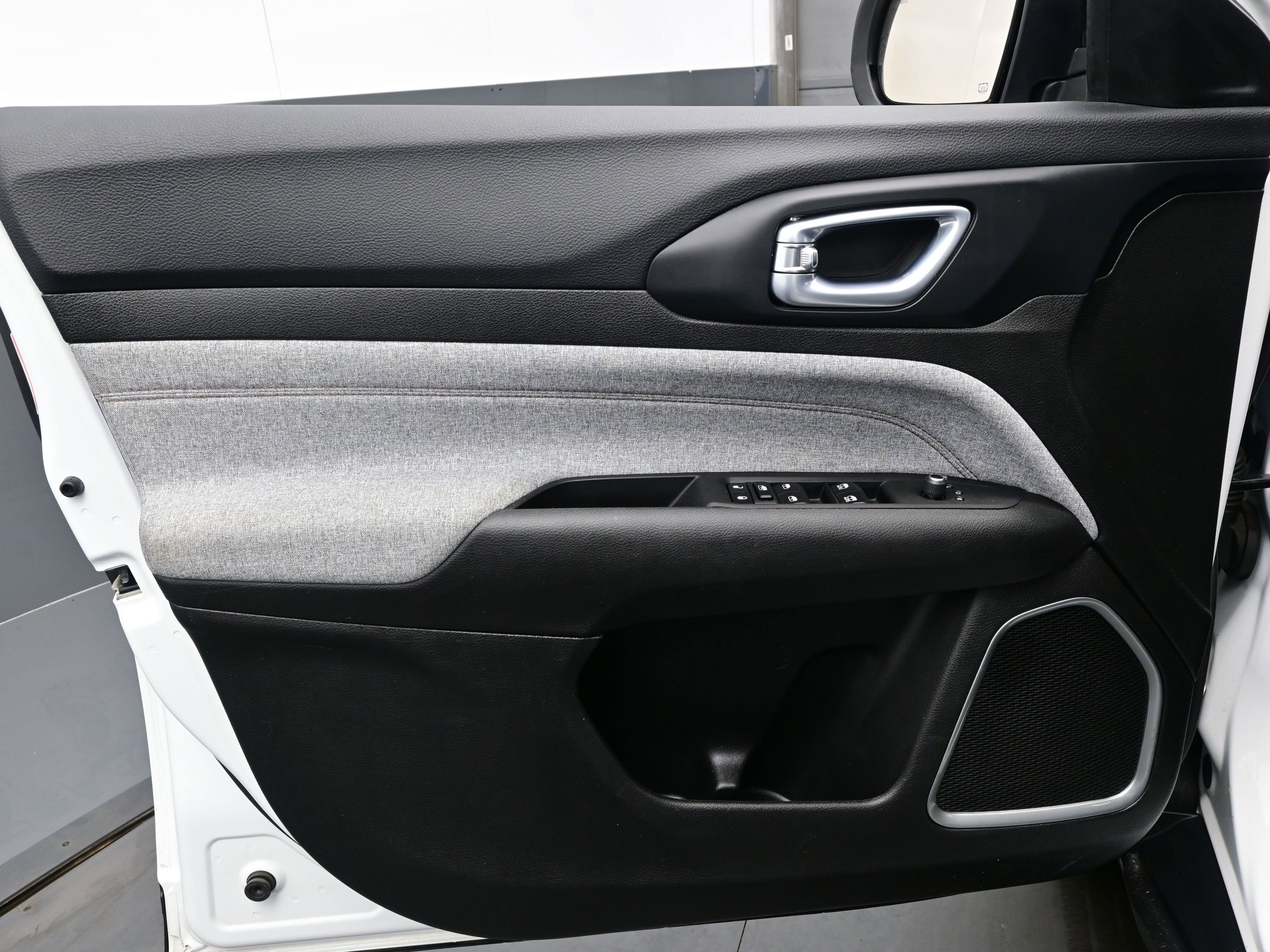 Used 2023 Jeep Compass Latitude image 9