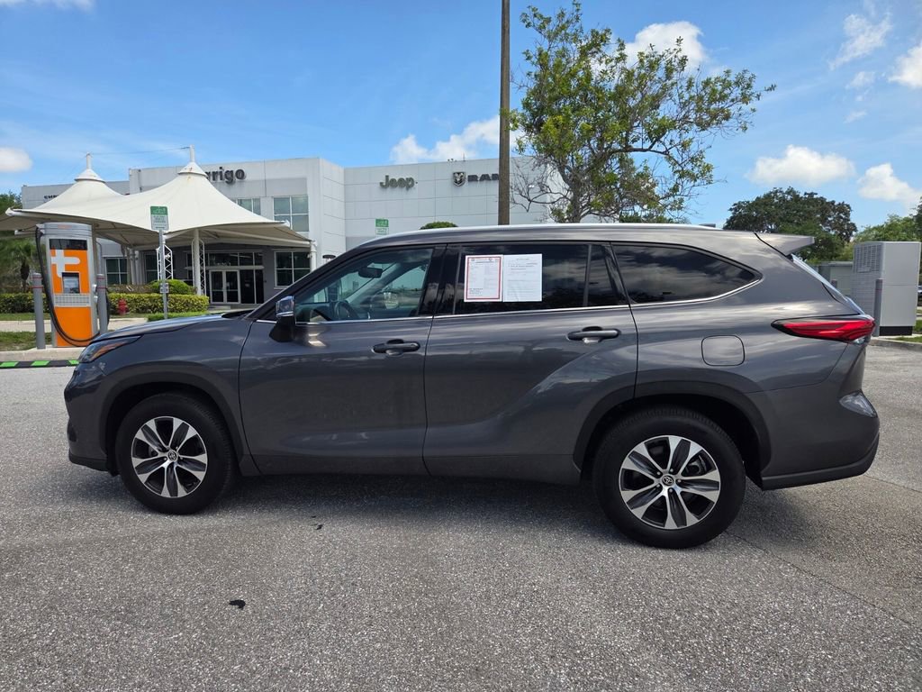 Used 2022 Toyota Highlander XLE image 9