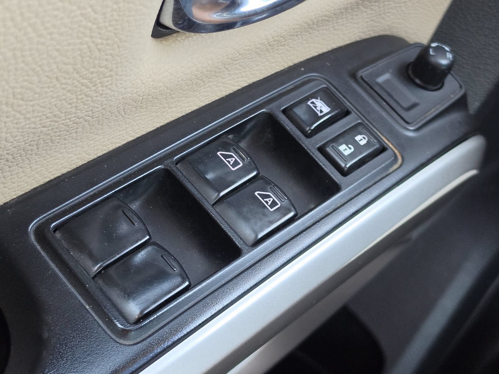 Used 2017 Nissan Titan SV AWD/4WD image 18