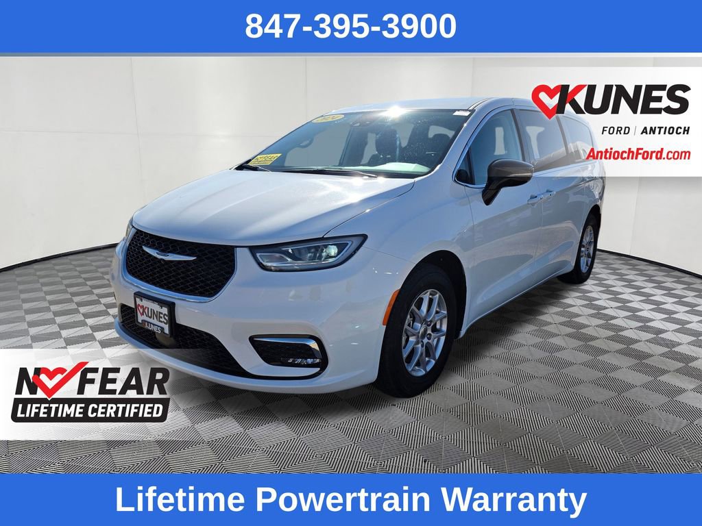 Used 2024 Chrysler Pacifica Touring-L FWD image 3