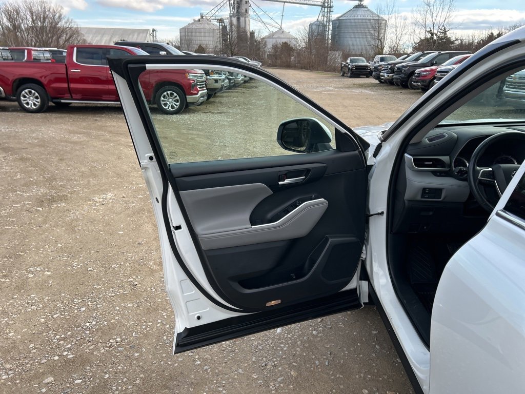 Used 2022 Toyota Highlander XLE image 9
