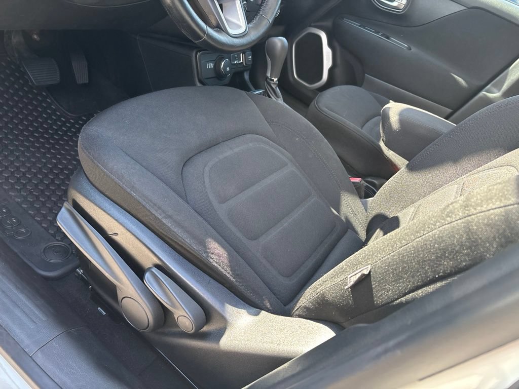 Used 2019 Jeep Renegade Latitude w/ Cold Weather Group AWD/4WD image 15