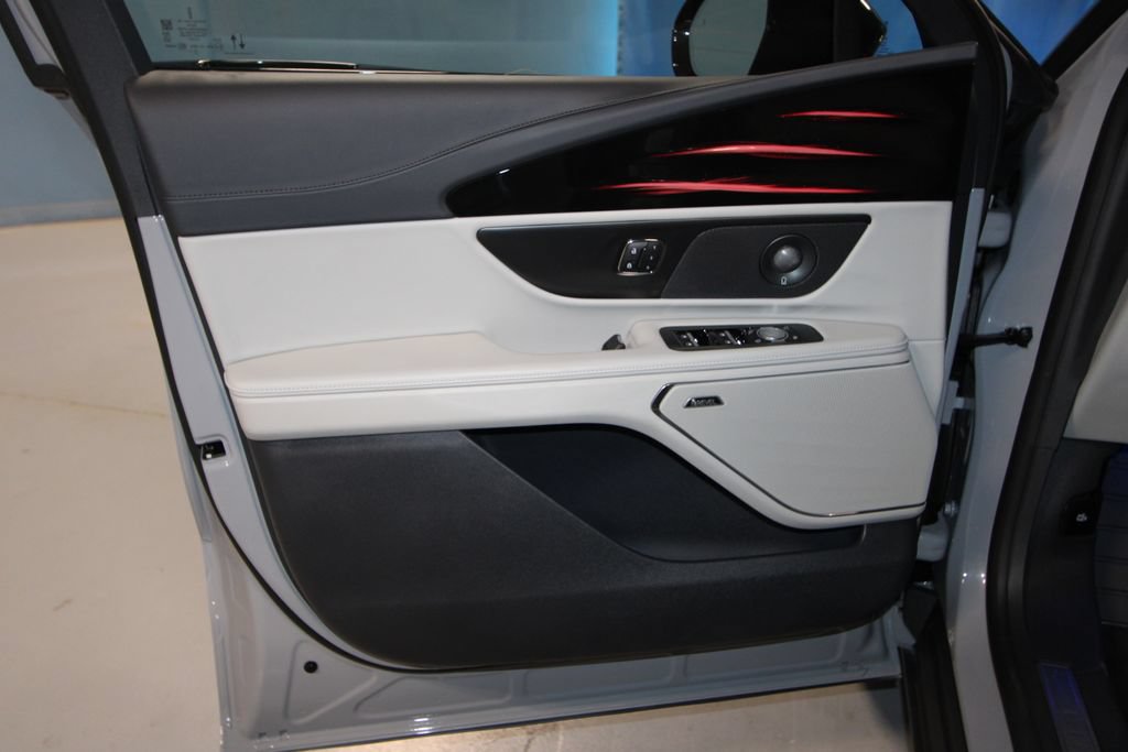 Used 2026 Lincoln Nautilus Reserve AWD/4WD image 5