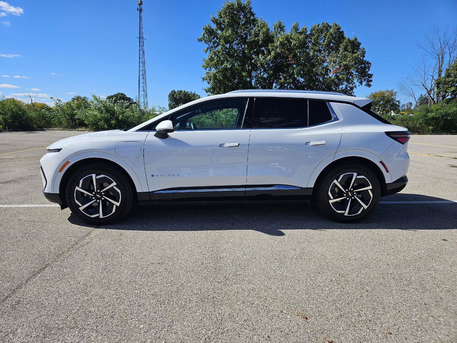 Used 2025 Chevrolet Equinox EV LT w/ Convenience Package FWD image 4