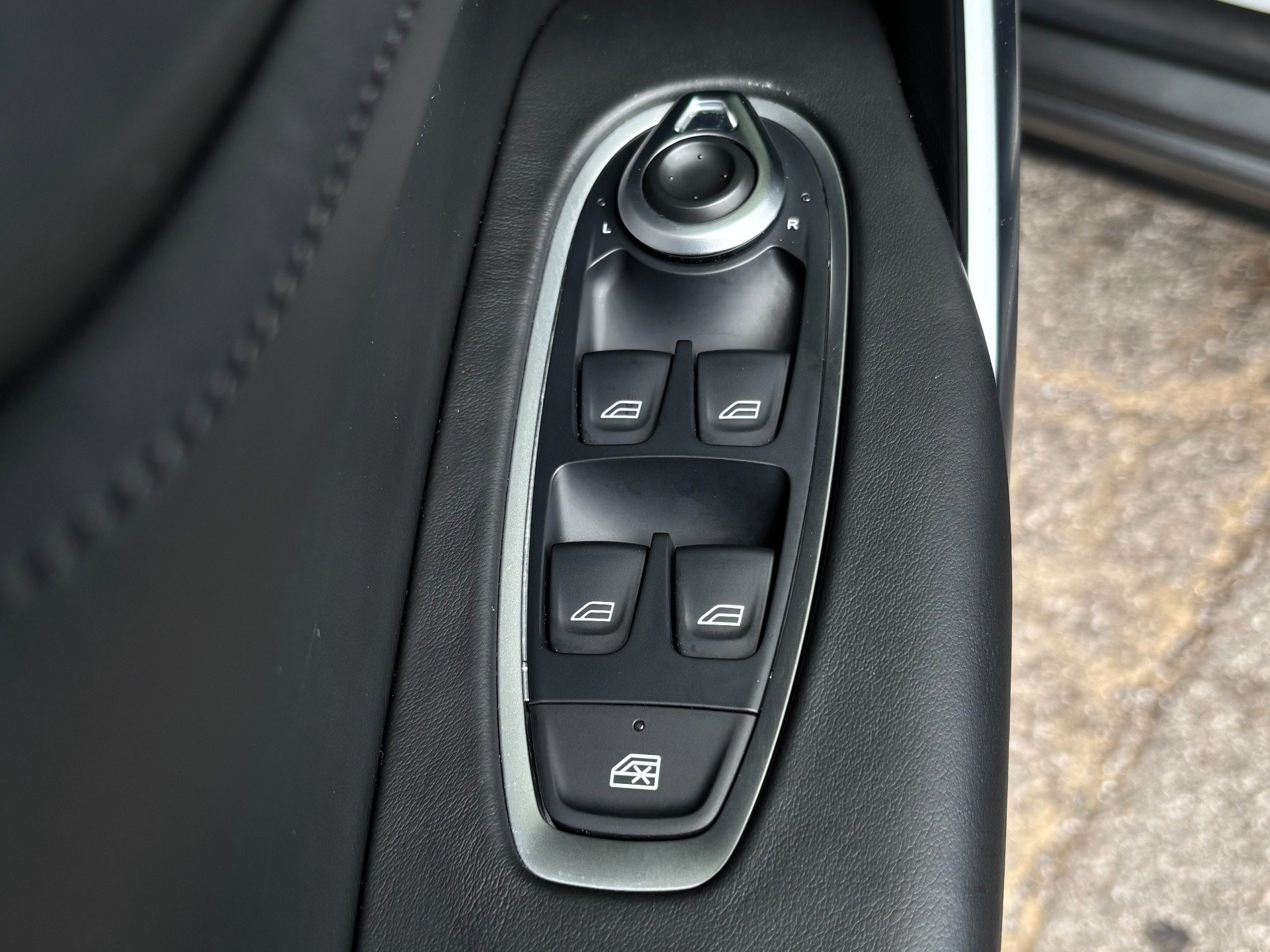 Used 2021 Aston Martin DBX AWD/4WD image 37