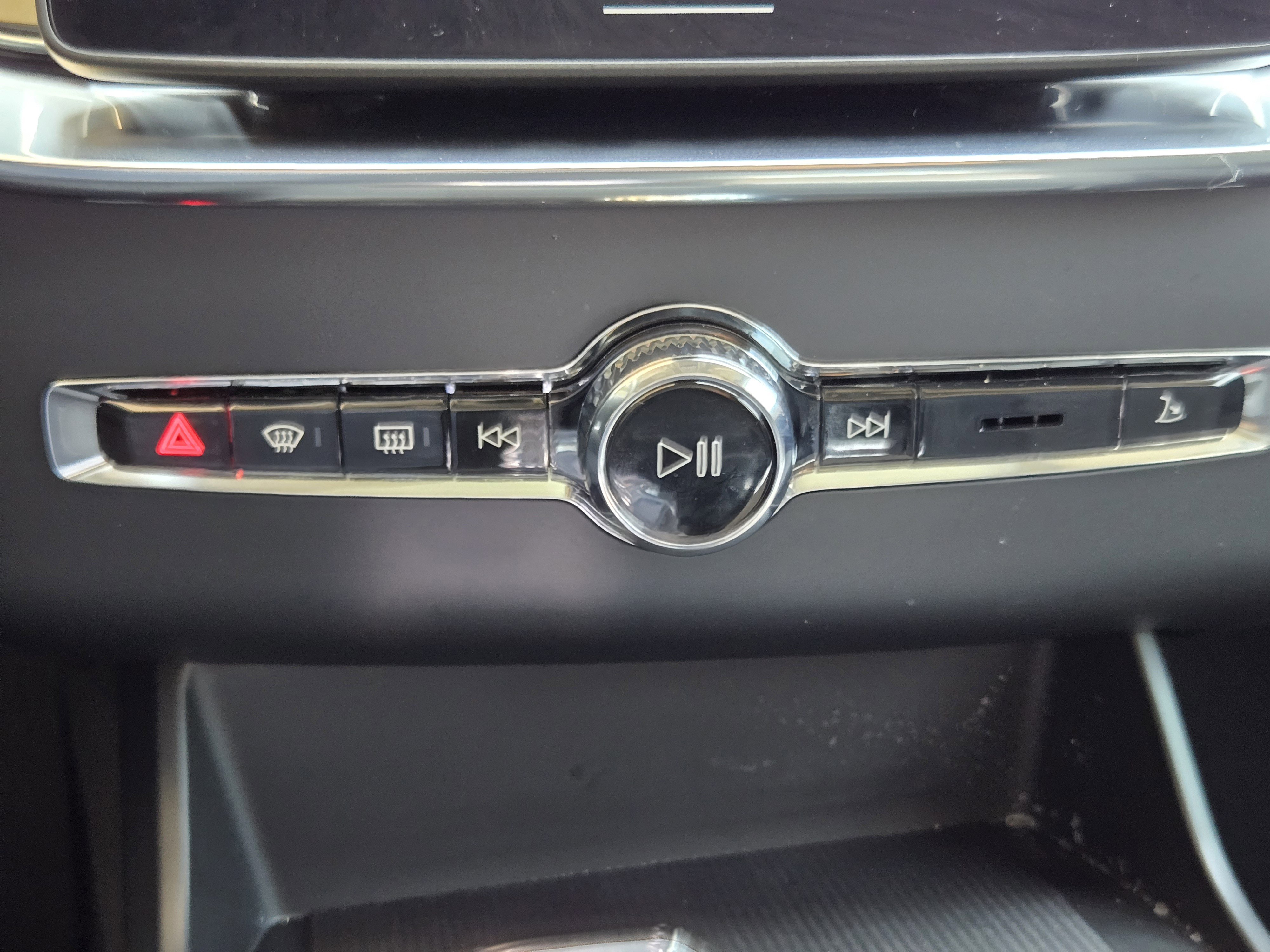 Certified 2025 Volvo XC90 B6 Core w/ Protection Package image 21